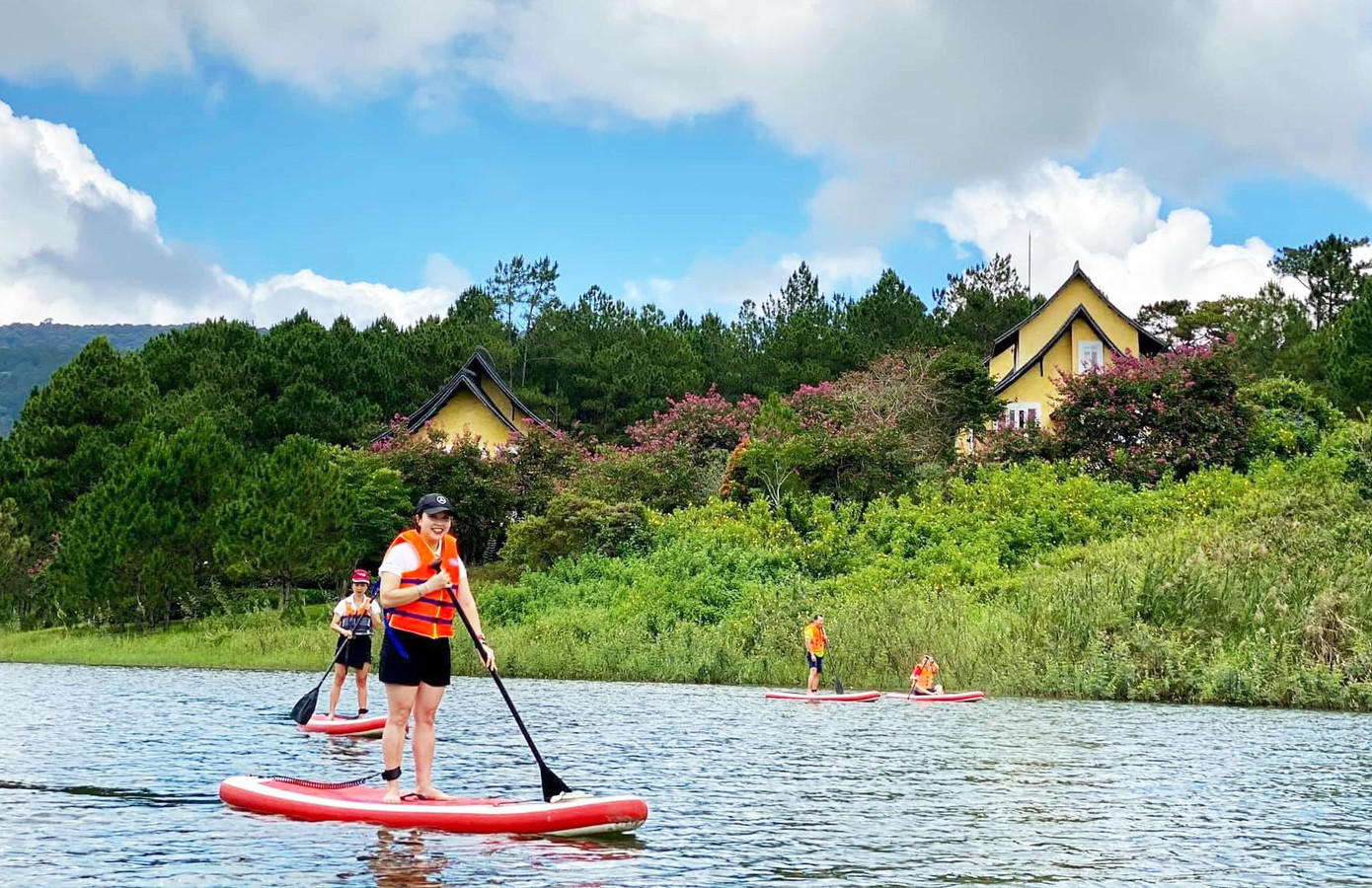 Nghỉ dưỡng ở resort thơ mộng và chèo SUP thư giãn trên hồ Tuyền Lâm. Ảnh: Dalat Discovery