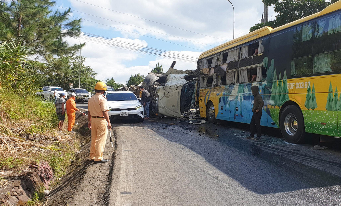 Một vụ tai nạn trên đèo gây ùn tắc cục bộ