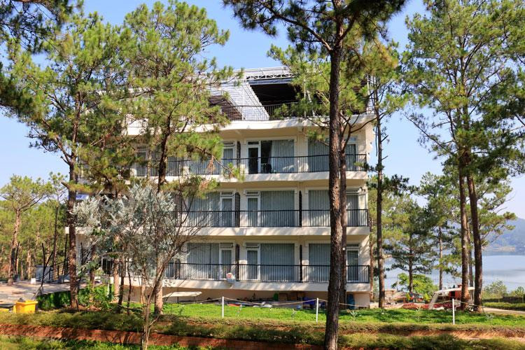 Công trình không phép bị buộc tháo dỡ thuộc một khu nghỉ dưỡng ở hồ Tuyền Lâm