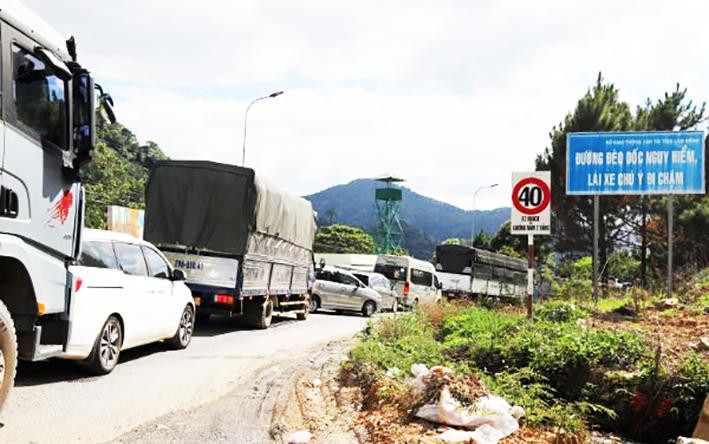 Bảng cảnh báo nguy hiểm trên đèo