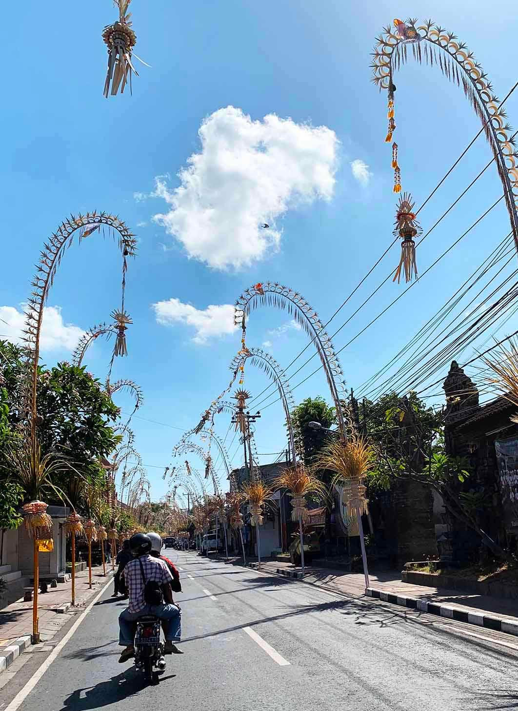 Hàng nêu trang trí đường phố dịp lễ, tết Hàng nêu trang trí đường phố dịp lễ, tết