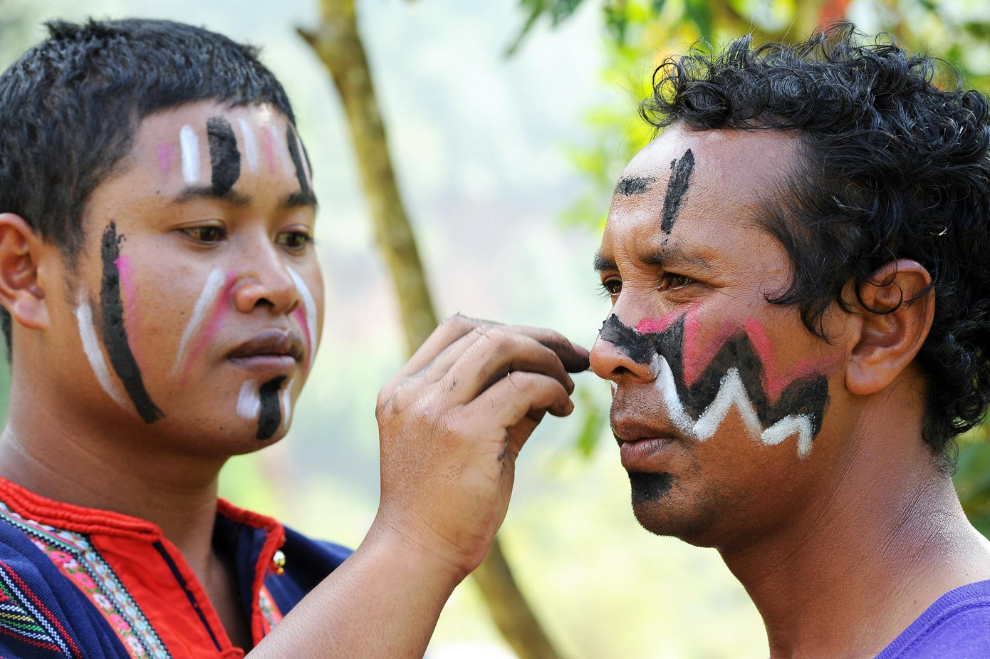 Vẽ mặt hóa trang trước khi vào đêm hội. Ảnh: Krajăn Plin Vẽ mặt hóa trang trước khi vào đêm hội. Ảnh: Krajăn Plin