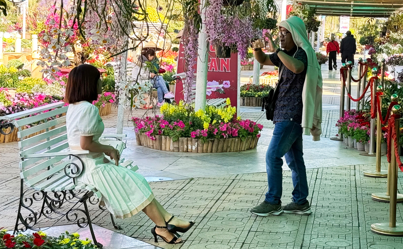 Các bạn trẻ hào hứng chụp ảnh lưu niệm. Các bạn trẻ hào hứng chụp ảnh lưu niệm.