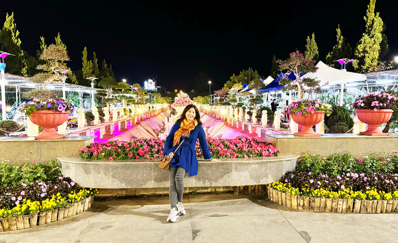 Vườn hoa Đà Lạt cũng không kém phần rực rỡ vào ban đêm. Vườn hoa Đà Lạt cũng không kém phần rực rỡ vào ban đêm.