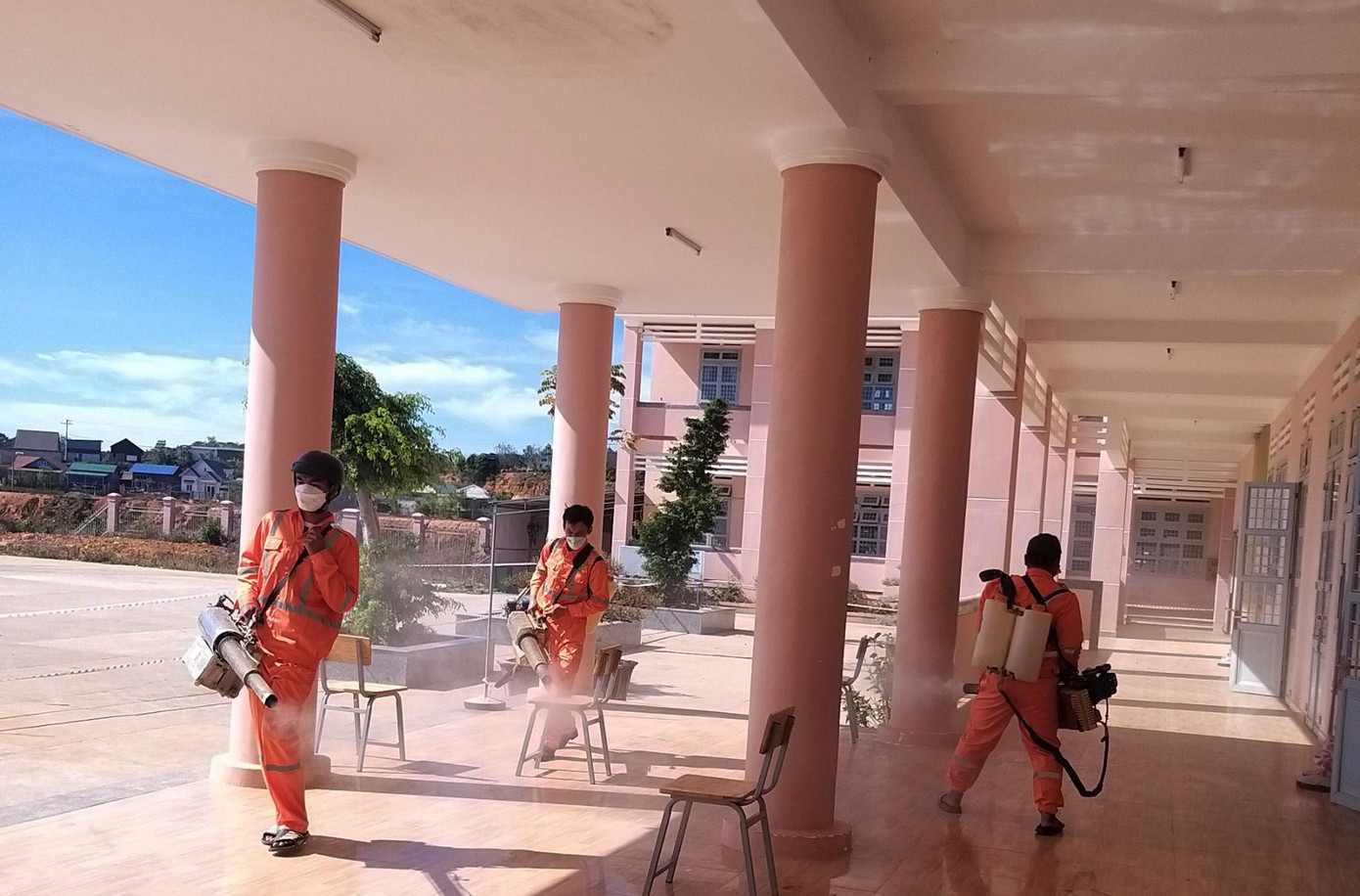 Tăng cường phun thuốc khử khuẩn ở trường học