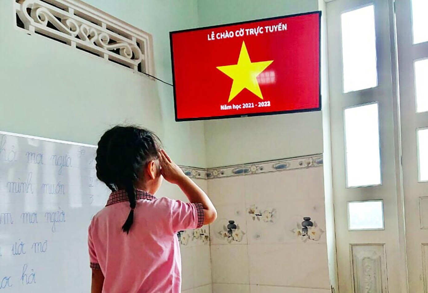 Học sinh tiểu học học trực tuyến