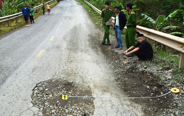 Hiện trường nhóm đối tượng đào phá quốc lộ 28B để tạo nên những ổ voi, ổ gà