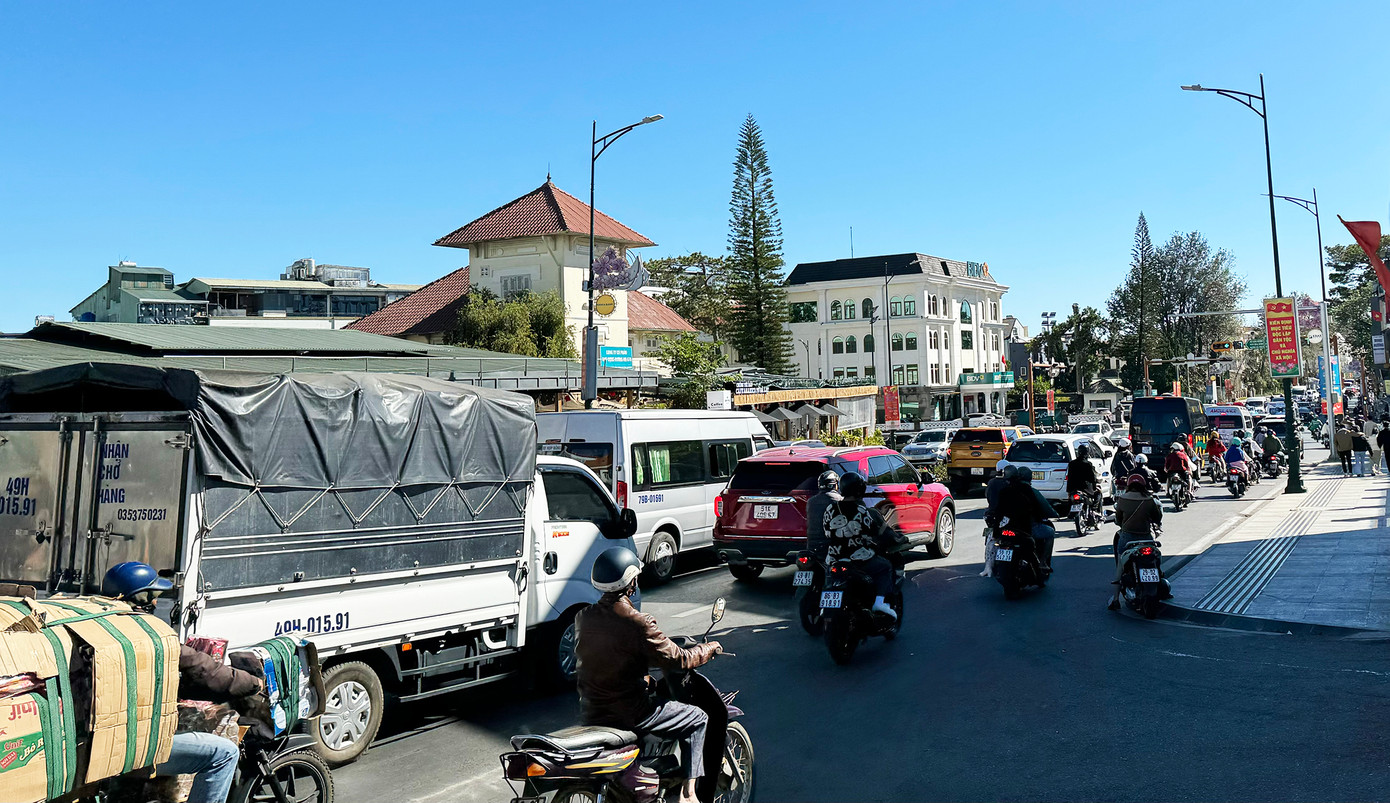 Đường Trần Phú đông nghẹt xe cộ trưa 16/2