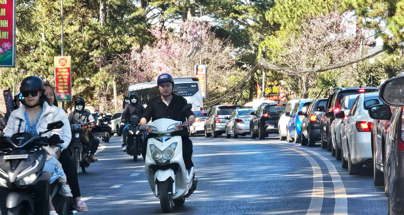 Trong khi ô tô nối đuôi nhau nhích từng chút một thì di chuyển bằng xe máy thuận tiện hơn