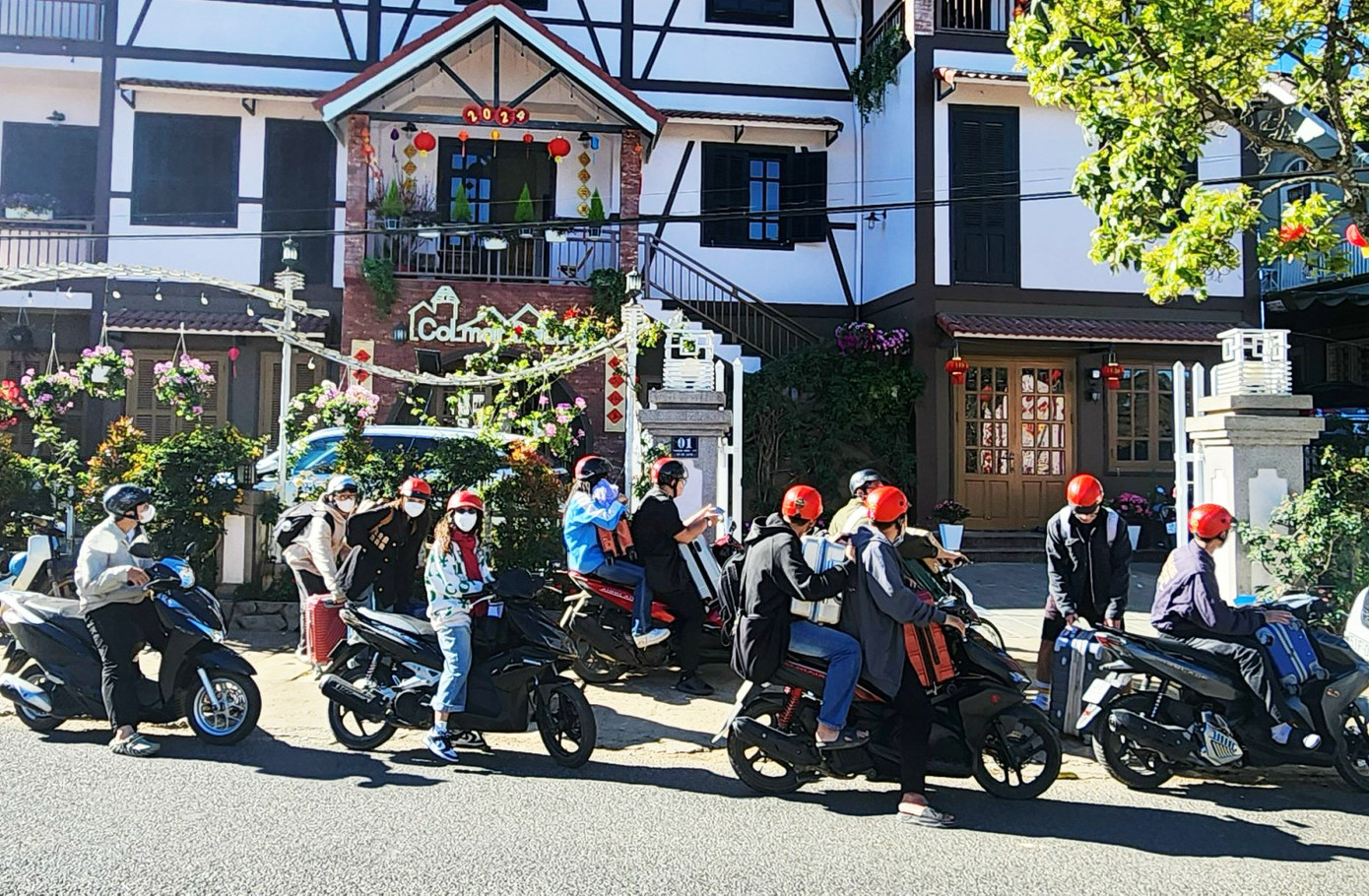 Các nhóm bạn trẻ thích tham quan, du lịch bằng xe máy