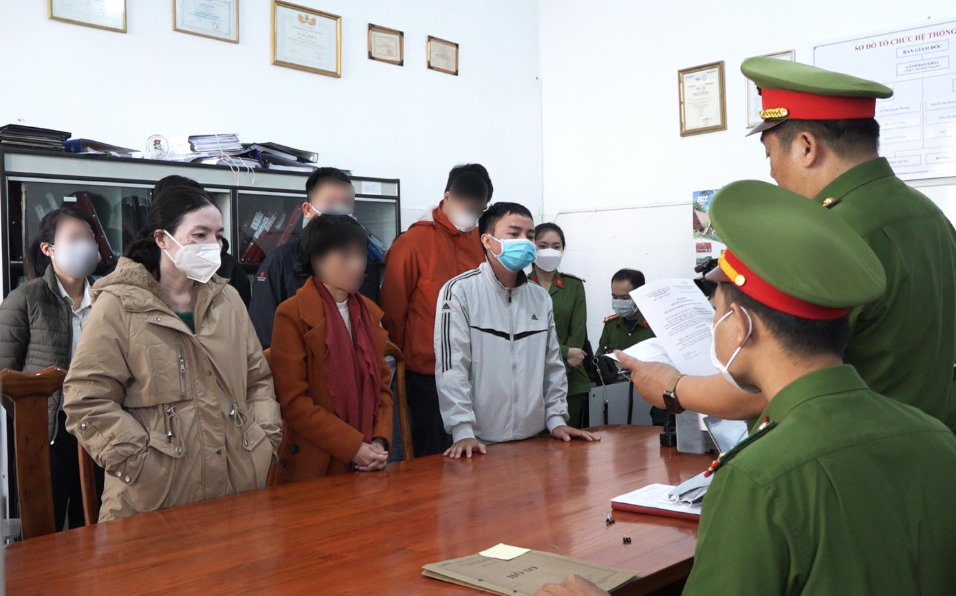 Đọc lệnh bắt 2 nhân viên của CDC Lâm Đồng. Ảnh: Công an Lâm Đồng Đọc lệnh bắt 2 nhân viên của CDC Lâm Đồng. Ảnh: Công an Lâm Đồng