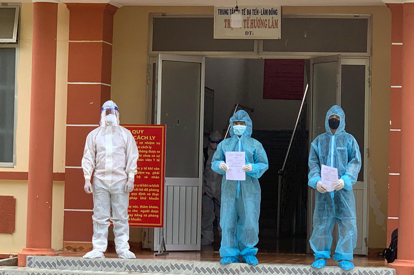 BN17951 và một bệnh nhân khác xuất viện sau khi được chữa khỏi bệnh COVID-19 BN17951 và một bệnh nhân khác xuất viện sau khi được chữa khỏi bệnh COVID-19