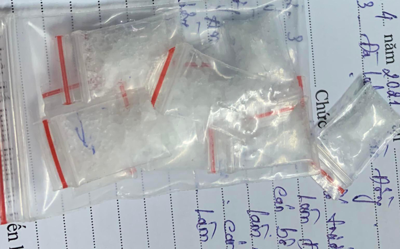 Các gói tinh thể màu trắng nghi ma túy được phát hiện trong phòng của Hòa