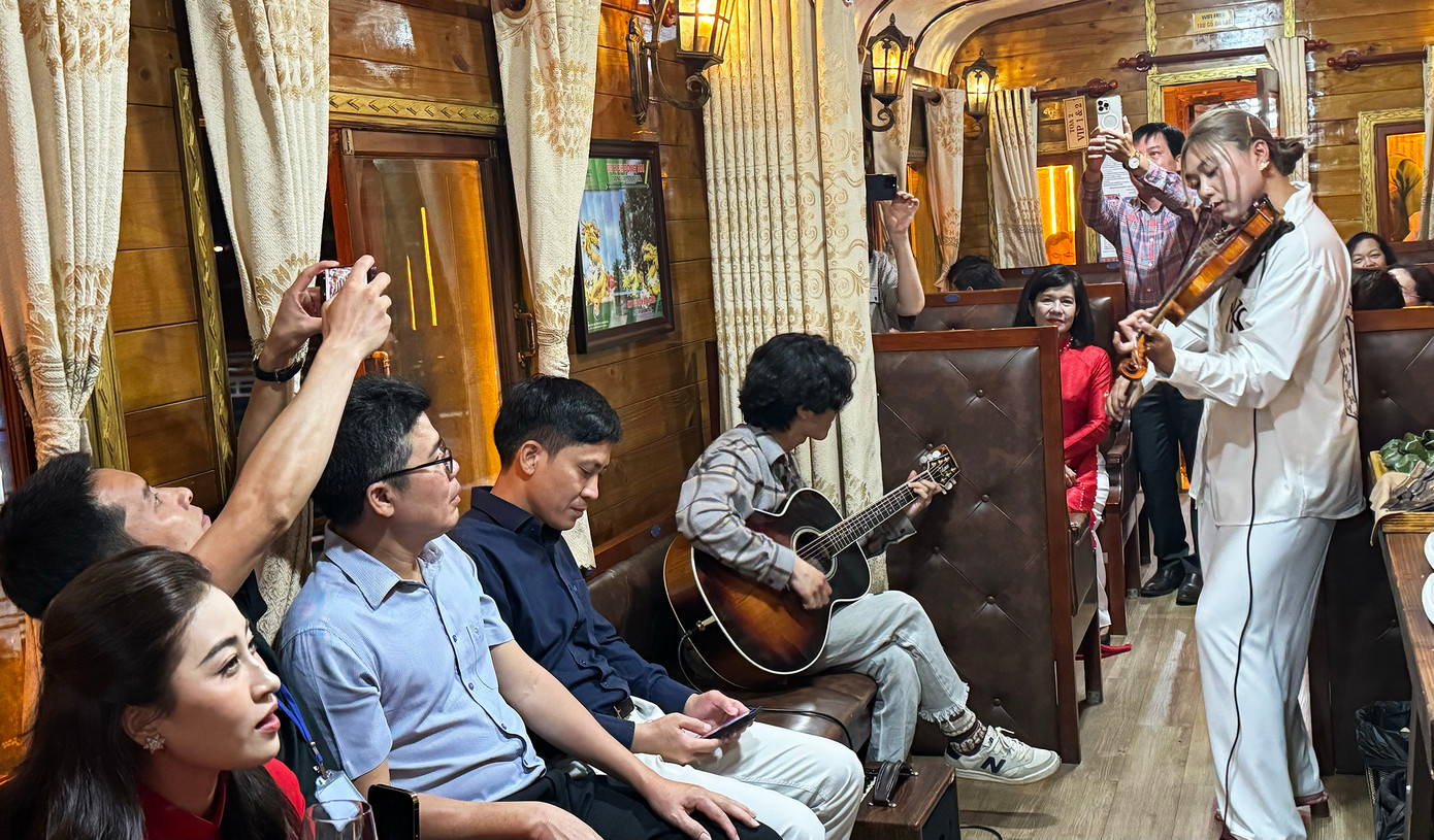 Biểu diễn âm nhạc trên tàu ở tuyến đường sắt Đà Lạt - Trại Mát. Biểu diễn âm nhạc trên tàu ở tuyến đường sắt Đà Lạt - Trại Mát.