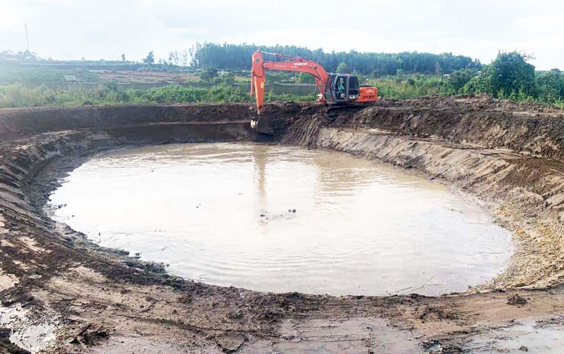 Dùng phương tiện cơ giới múc đất làm hồ cảnh quan trên đất nông nghiệp