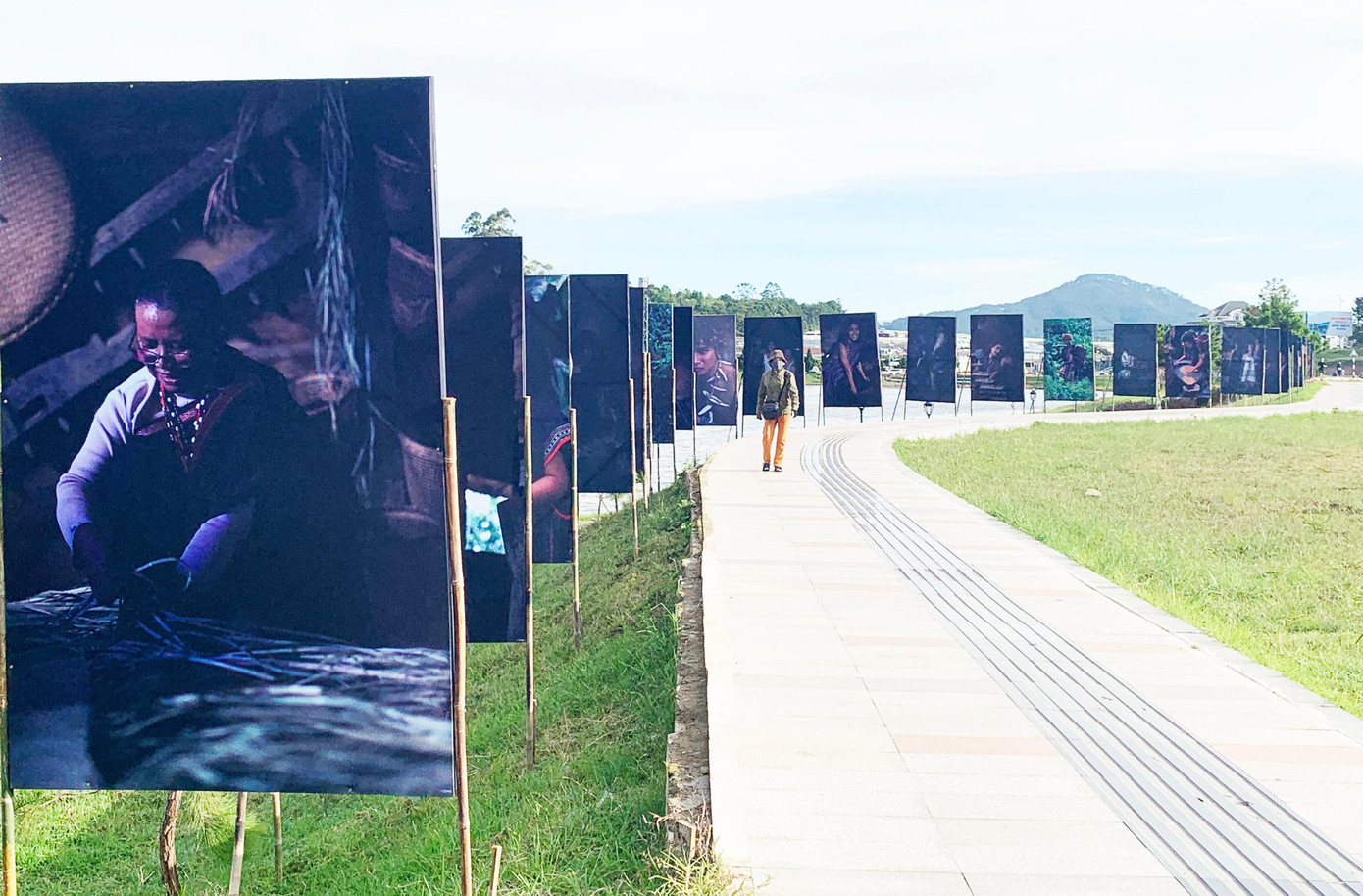 Triển lãm ảnh &quot;Thiên đường Tây Nguyên&quot; ven hồ Xuân Hương