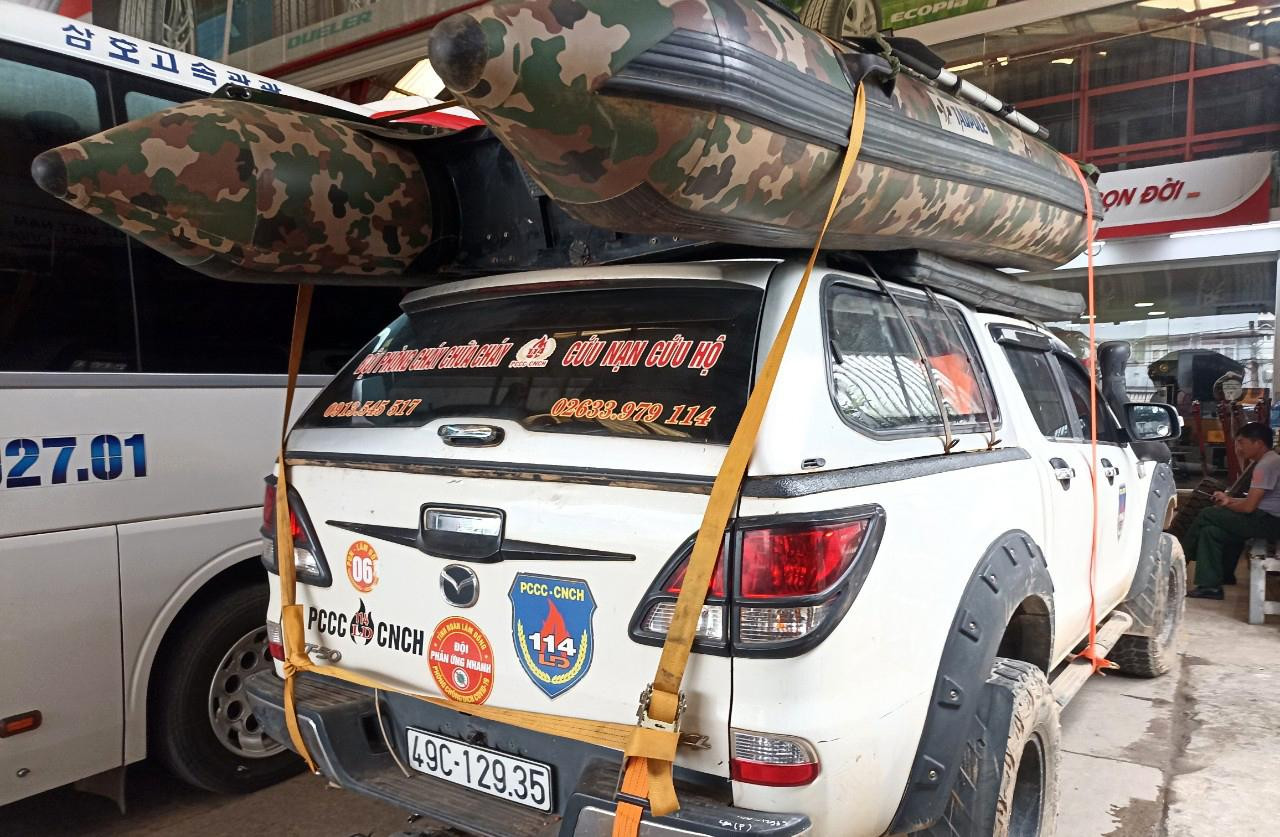 Chở thuyền phao đến hiện trường cứu hộ