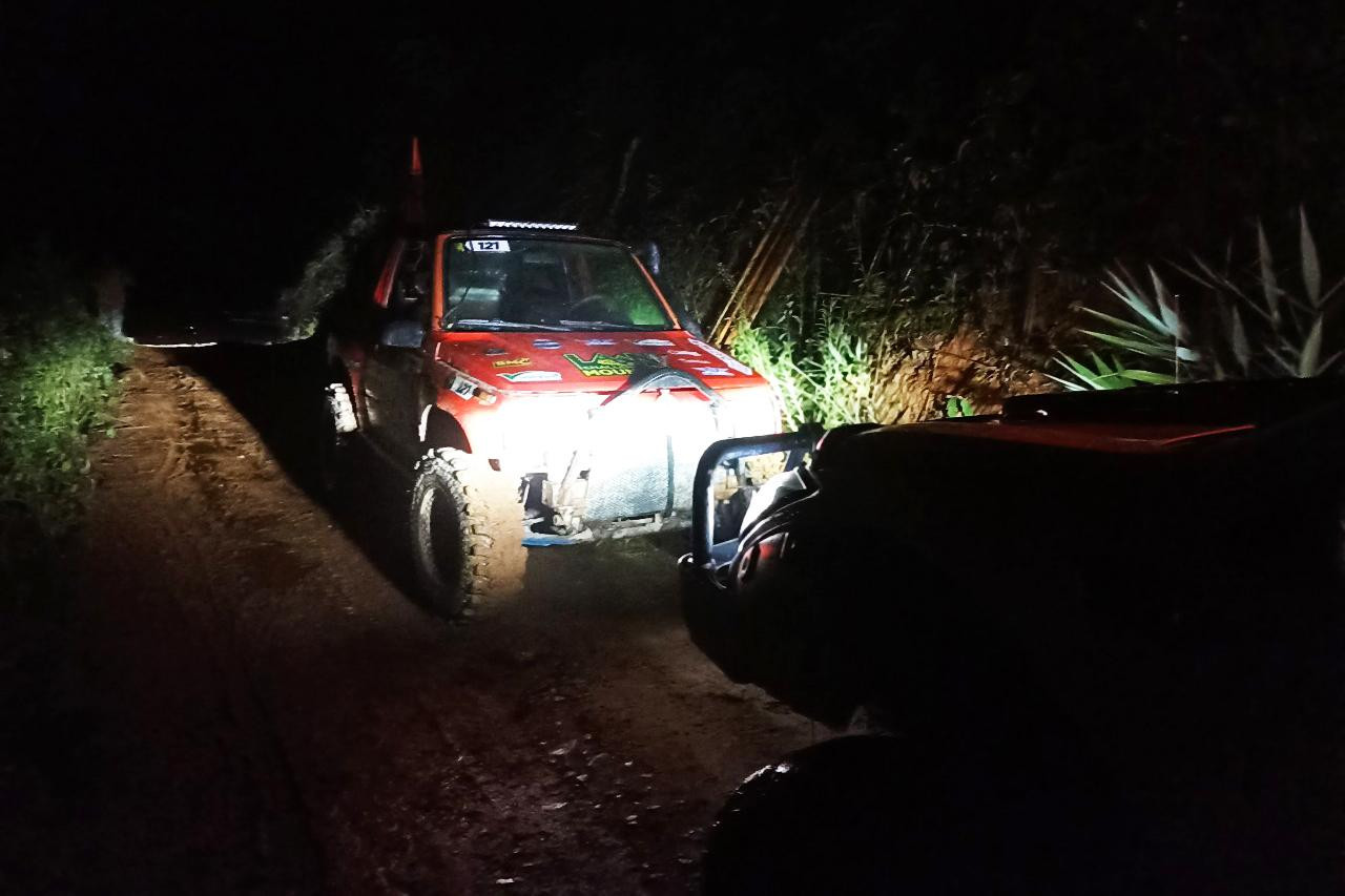 Ô tô địa hình bị bít đường, không thể di chuyển do nước sông dâng cao