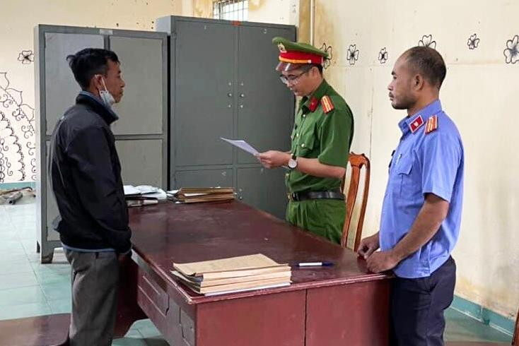 Lực lượng chức năng đọc lệnh bắt tạm giam đối tượng