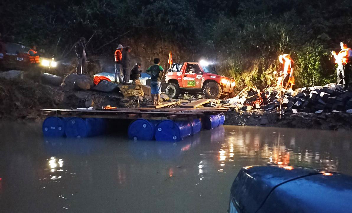 Giải cứu ô tô địa hình bị bít đường do nước Sông Con đột ngột dâng cao