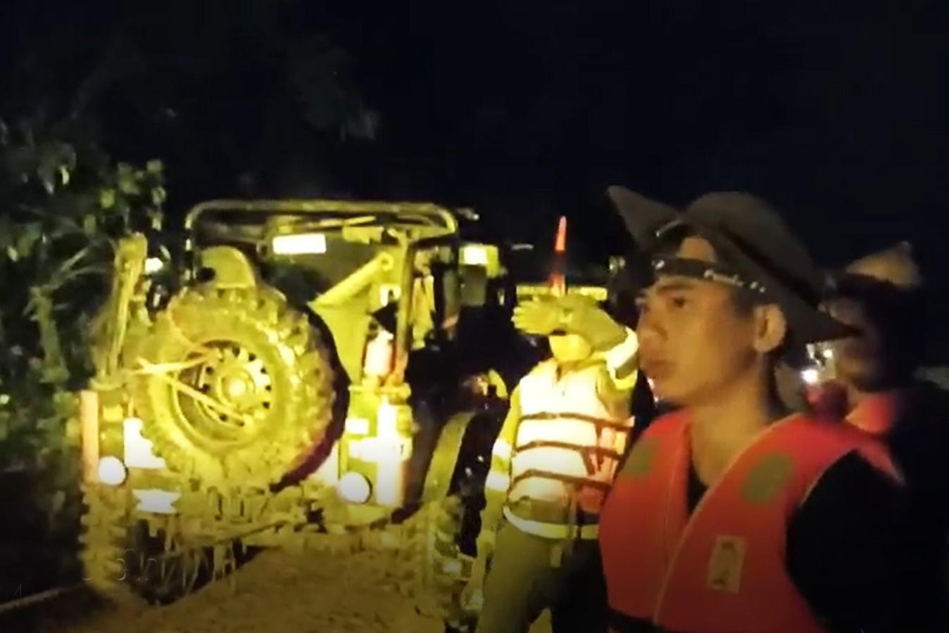 5 chiếc ô tô lần lượt được đưa qua sông an toàn