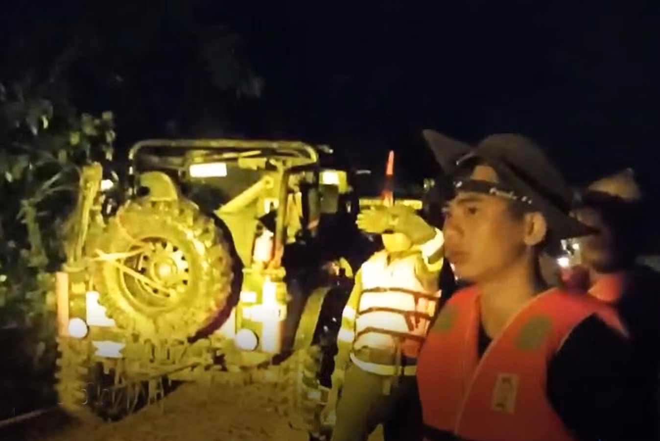 5 chiếc ô tô lần lượt được đưa qua sông an toàn