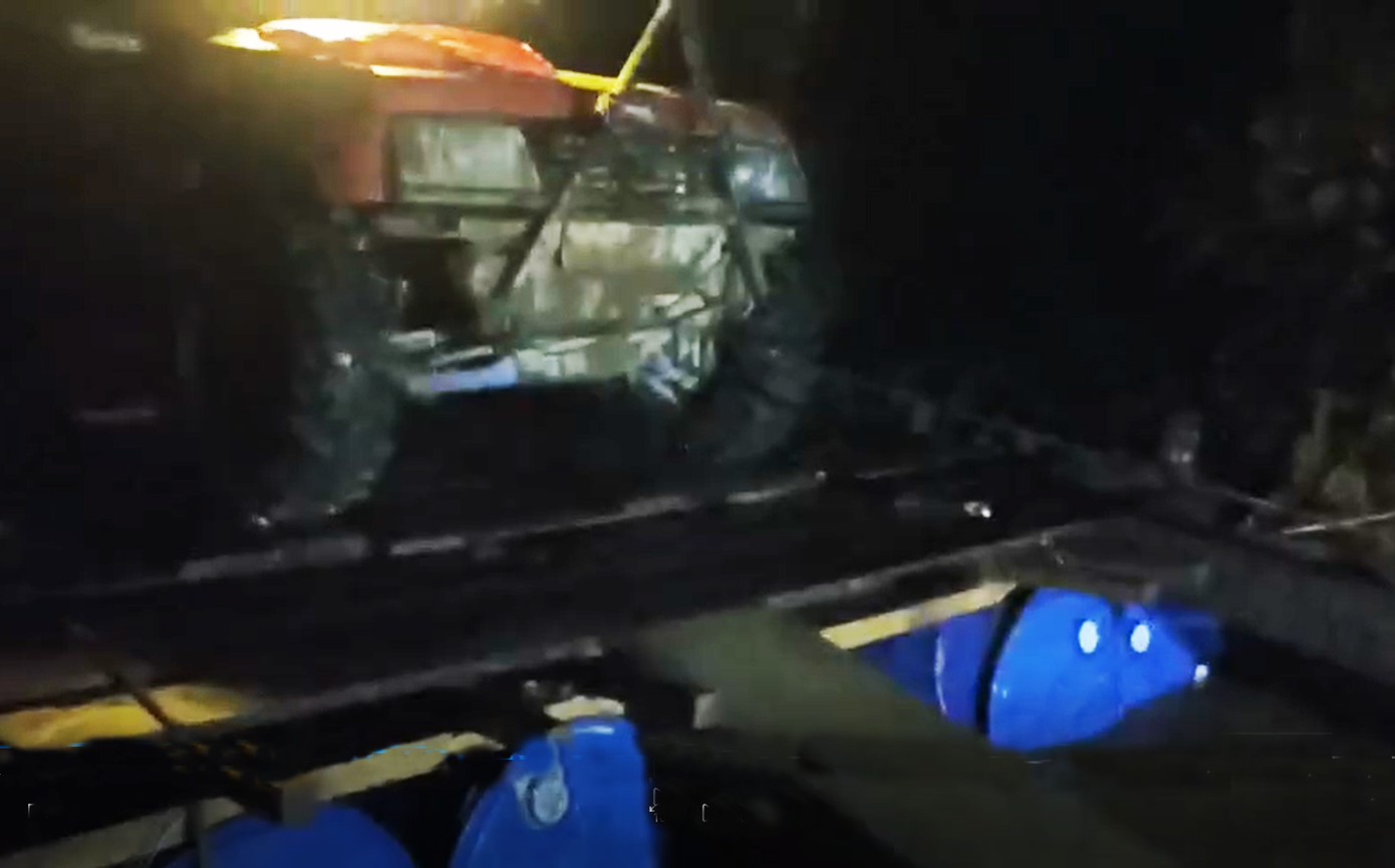 Ô tô địa hình cưỡi thuyền phao vượt sông