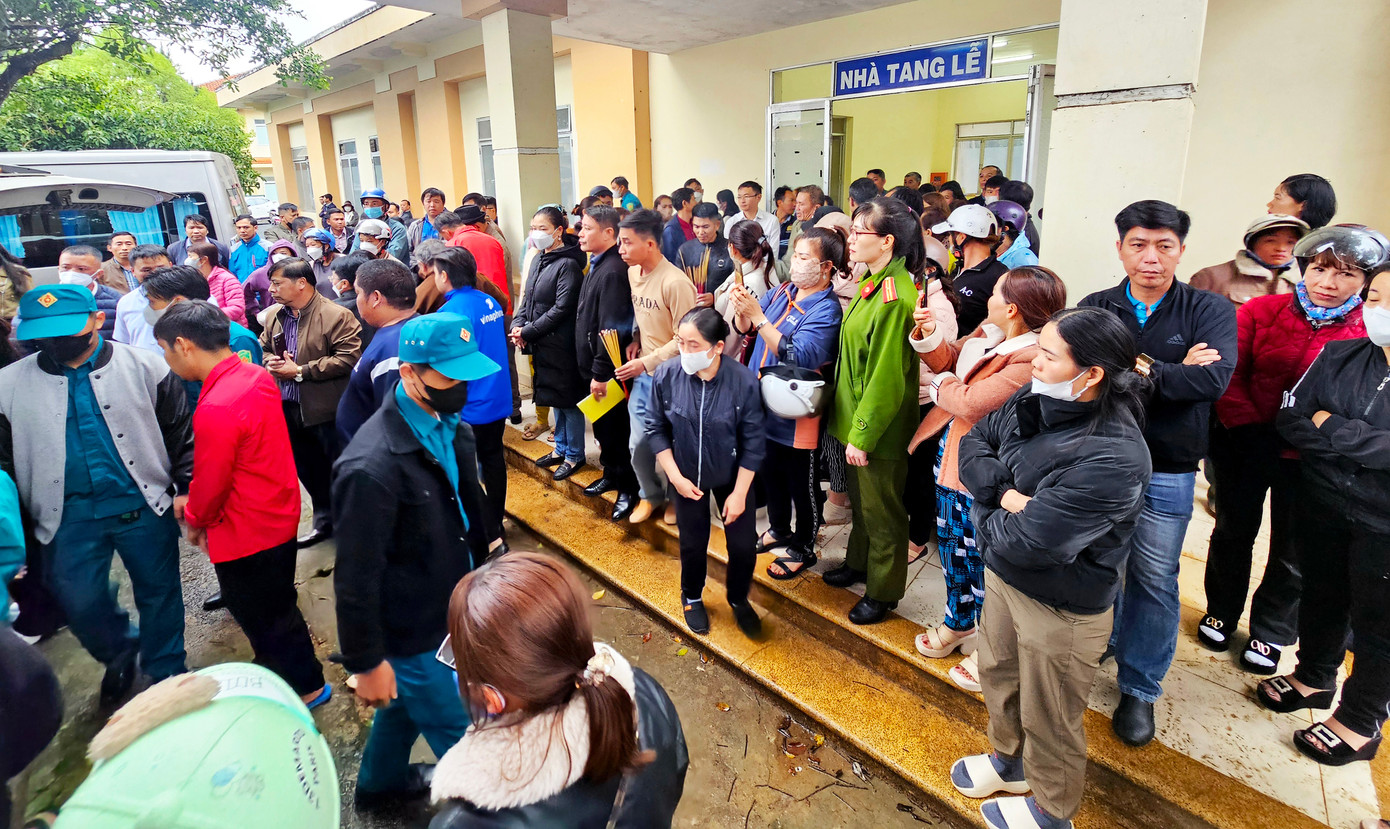 Rất đông cán bộ và người dân Đà Lạt tiễn đưa các bé về Đồng Nai Rất đông cán bộ và người dân Đà Lạt tiễn đưa các bé về Đồng Nai