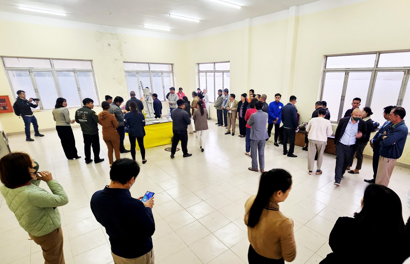 Thi thể 3 cháu bé được đưa về quàn tại Nhà tang lễ Bệnh viện Đa khoa tỉnh Lâm Đồng Thi thể 3 cháu bé được đưa về quàn tại Nhà tang lễ Bệnh viện Đa khoa tỉnh Lâm Đồng