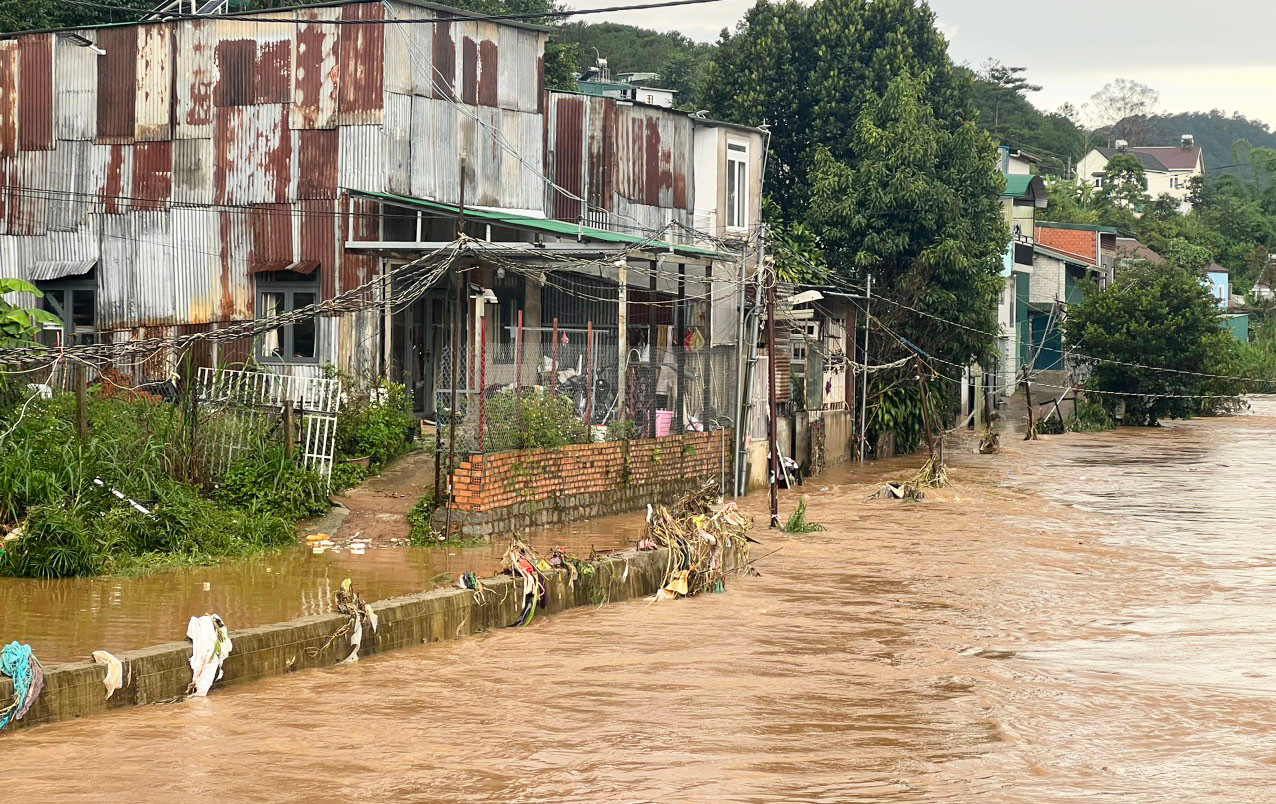 Nước suối dâng cao, tràn bờ