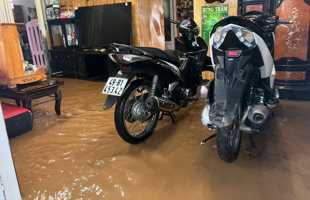 Nước tràn vào nhà dân