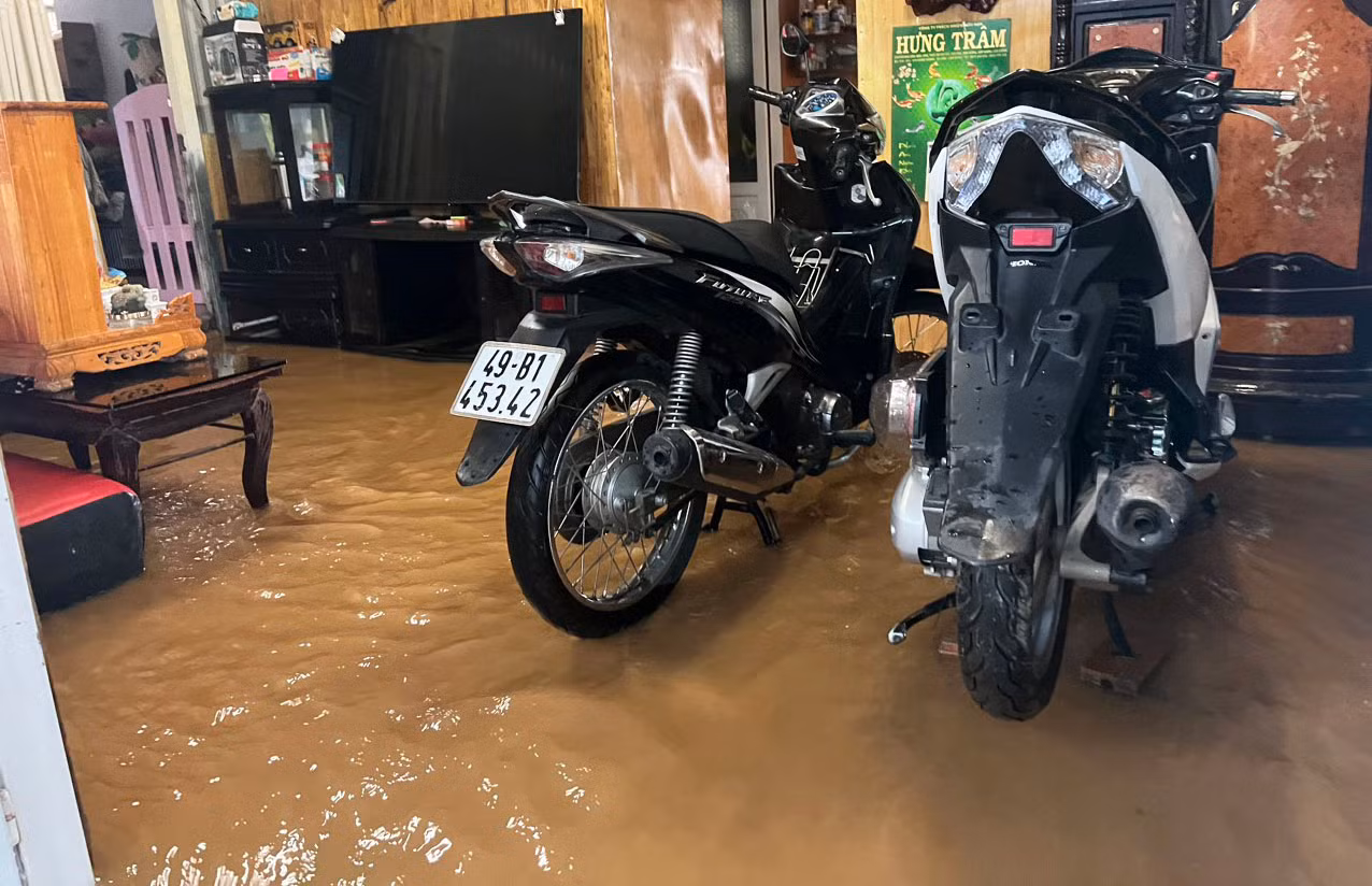 Nước tràn vào nhà dân Nước tràn vào nhà dân