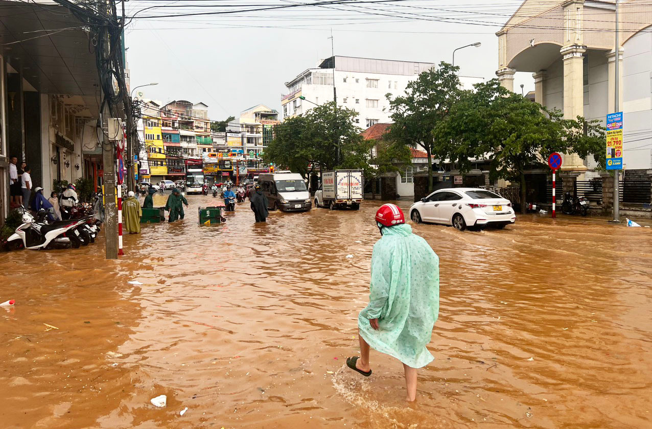 Khách bộ hành và xe cộ cùng lội nước trên đường Hải Thượng