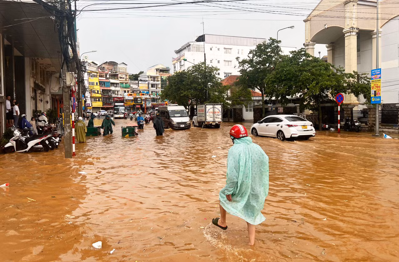 Khách bộ hành và xe cộ cùng lội nước trên đường Hải Thượng Khách bộ hành và xe cộ cùng lội nước trên đường Hải Thượng