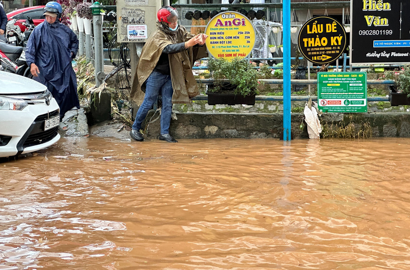 Đường Phan Đình Phùng thường bị ngập khi có mưa lớn, kéo dài
