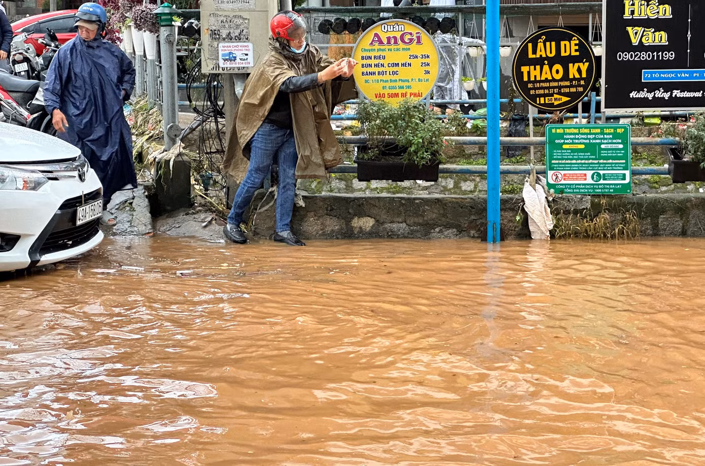 Đường Phan Đình Phùng thường bị ngập khi có mưa lớn, kéo dài Đường Phan Đình Phùng thường bị ngập khi có mưa lớn, kéo dài