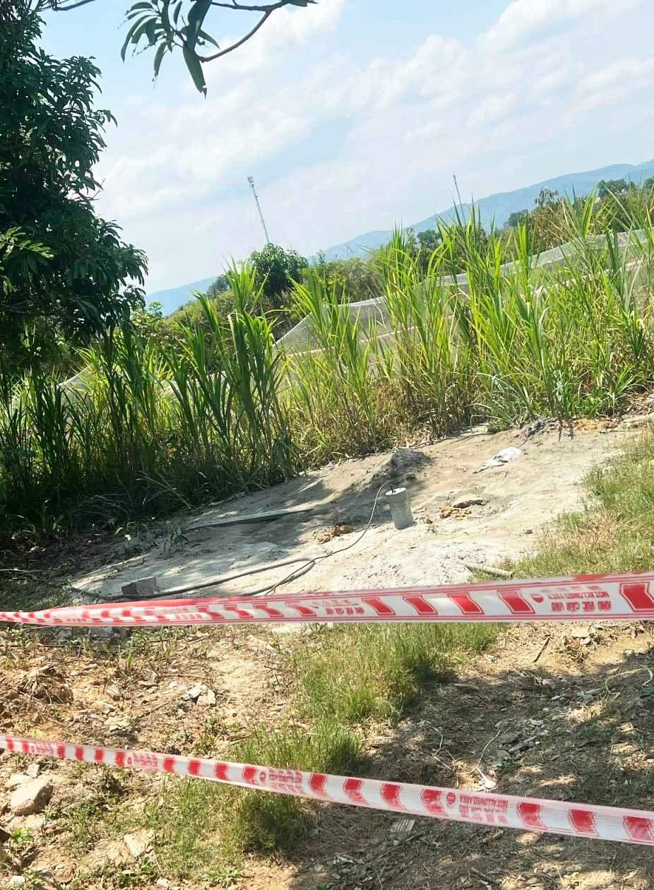 Cơ quan chức năng giăng dây bảo vệ quanh khu vực giếng khoan đã xuất hiện khí lạ Cơ quan chức năng giăng dây bảo vệ quanh khu vực giếng khoan đã xuất hiện khí lạ