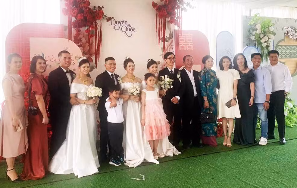 Khách mời vui vẻ chụp ảnh cưới với 3 cặp cô dâu chú rể Khách mời vui vẻ chụp ảnh cưới với 3 cặp cô dâu chú rể