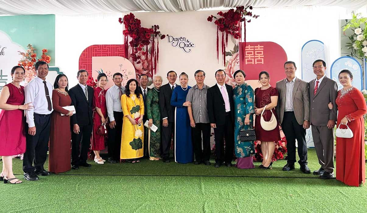4 gia đình thông gia và họ hàng chụp ảnh lưu niệm tại hôn trường