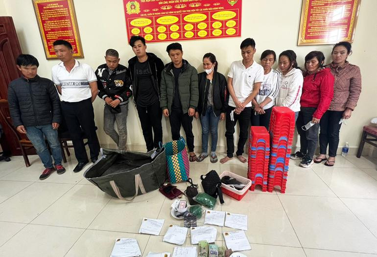 Nhóm đối tượng có mặt tại sòng bạc bị đưa về cơ quan công an Nhóm đối tượng có mặt tại sòng bạc bị đưa về cơ quan công an