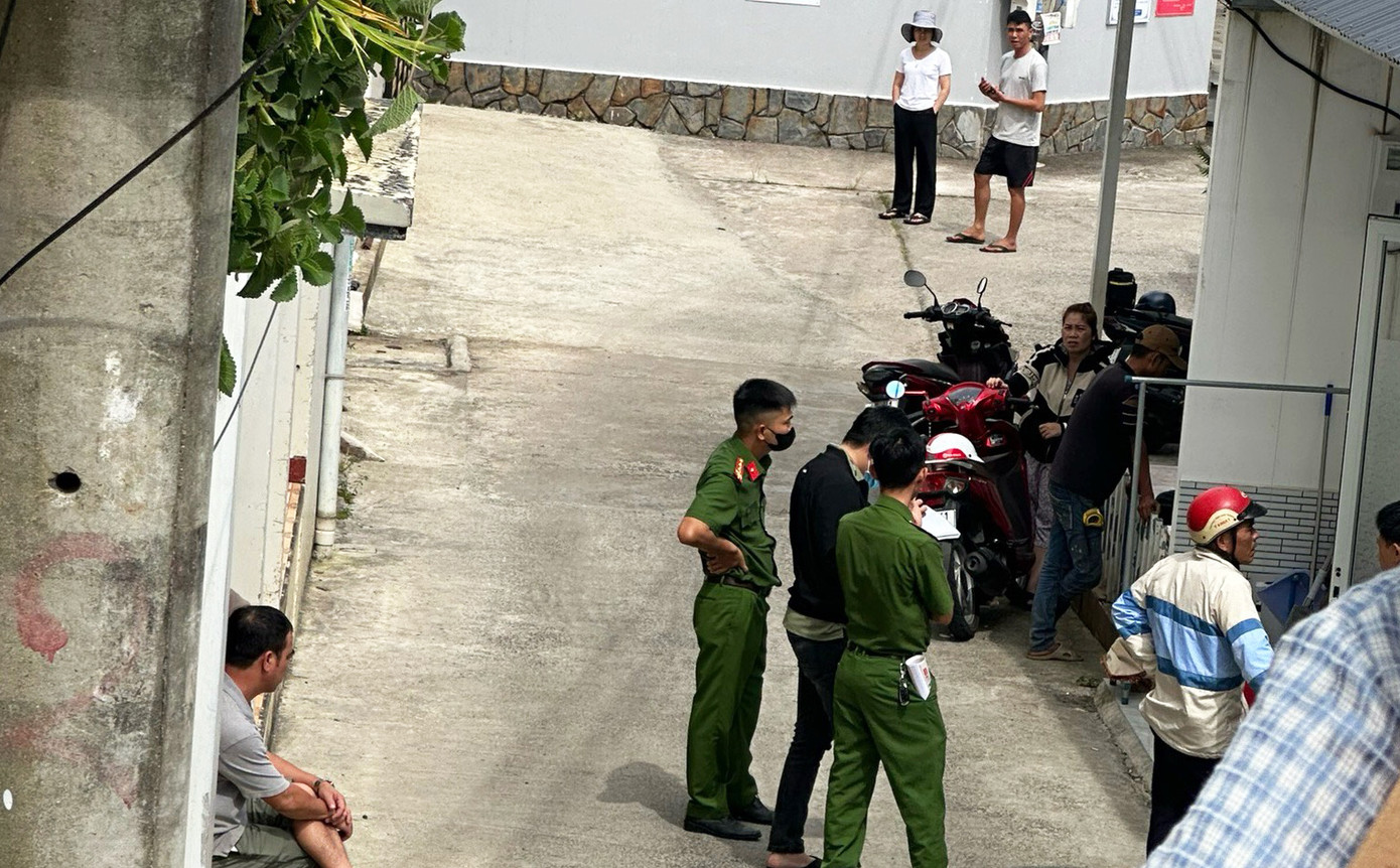 Lực lượng chức năng đến khám nghiệm hiện trường