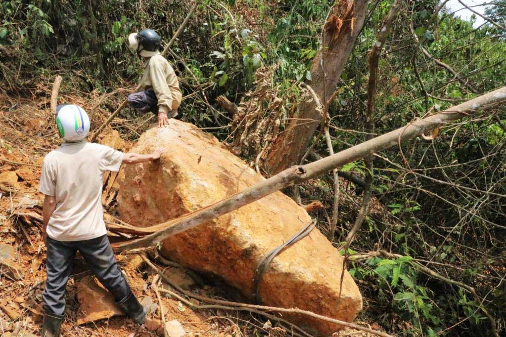 Một tảng đá lớn đang treo lơ lửng trên miệng vực, nguy cơ rơi xuống vườn nhà dân.