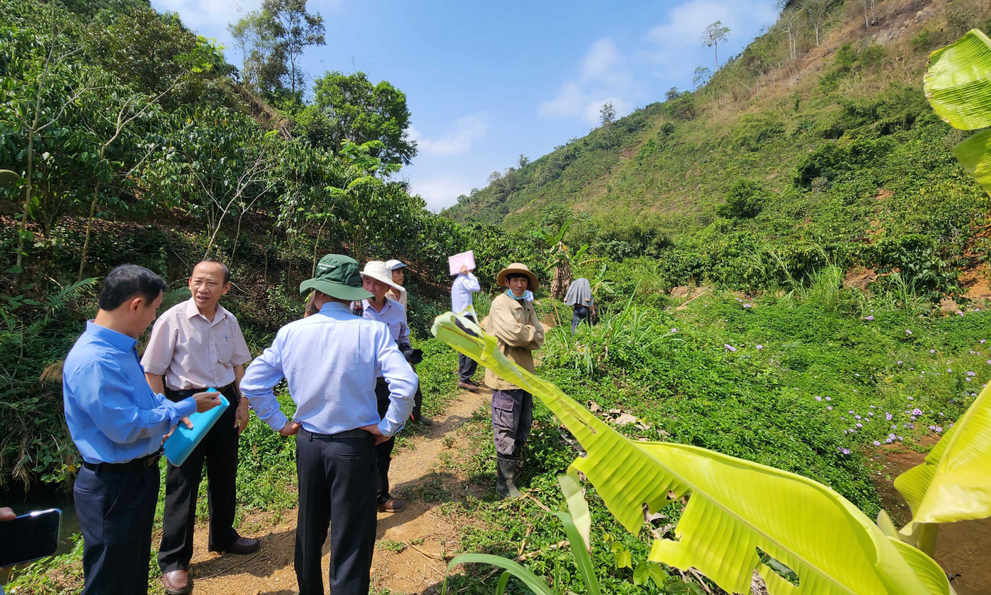 Lực lượng chức năng đi kiểm tra hiện trường vụ nổ mìn gây thiệt hại tài sản của người dân.