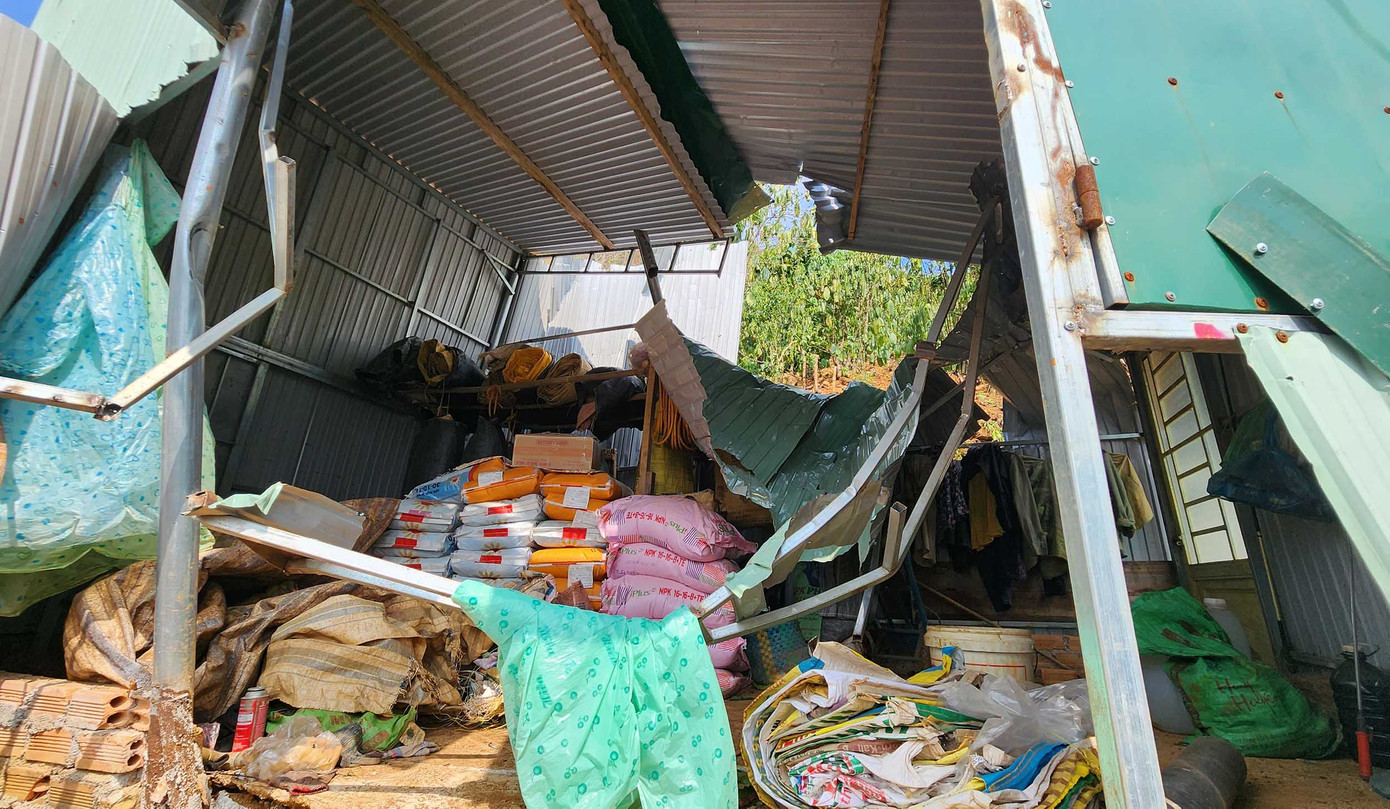 Căn chòi trống hoác sau khi bị tảng đá xuyên thủng.