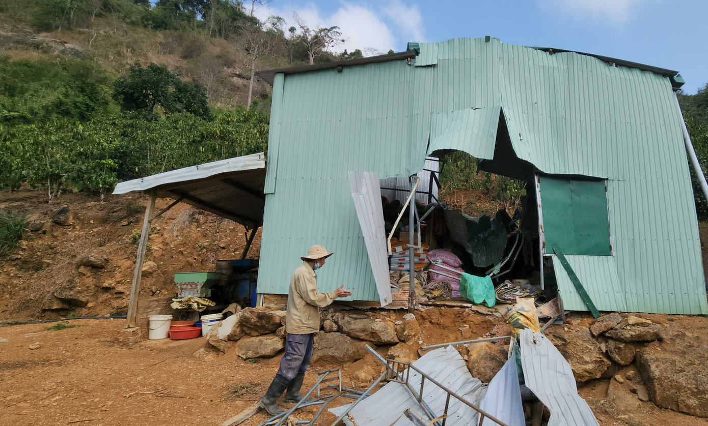 Căn chòi của gia đình ông Hoàng bị xuyên thủng.