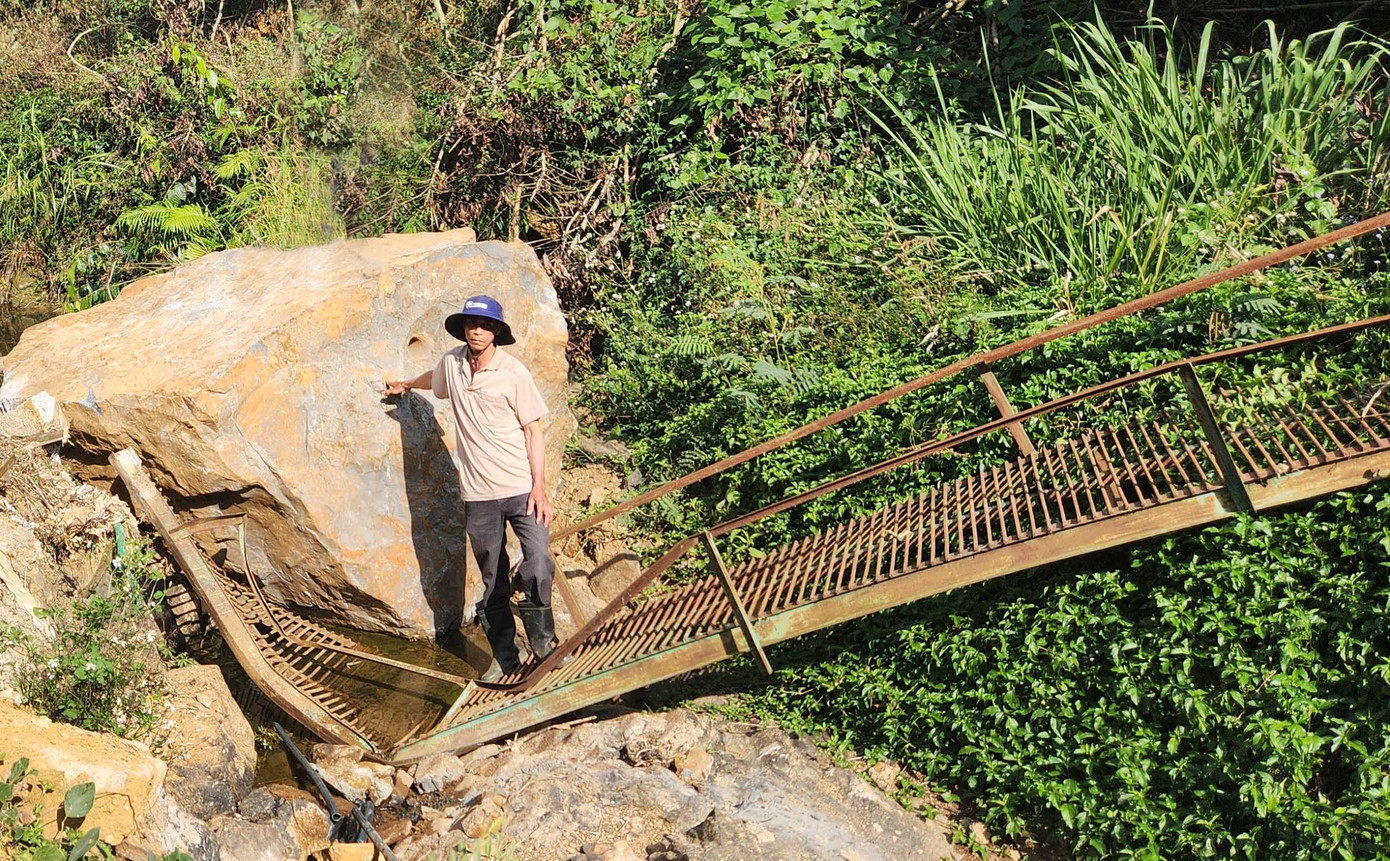 Tảng đá khủng từ mỏ đá Thái Sơn lăn xuống làm sập cây cầu sắt. Tảng đá khủng từ mỏ đá Thái Sơn lăn xuống làm sập cây cầu sắt.