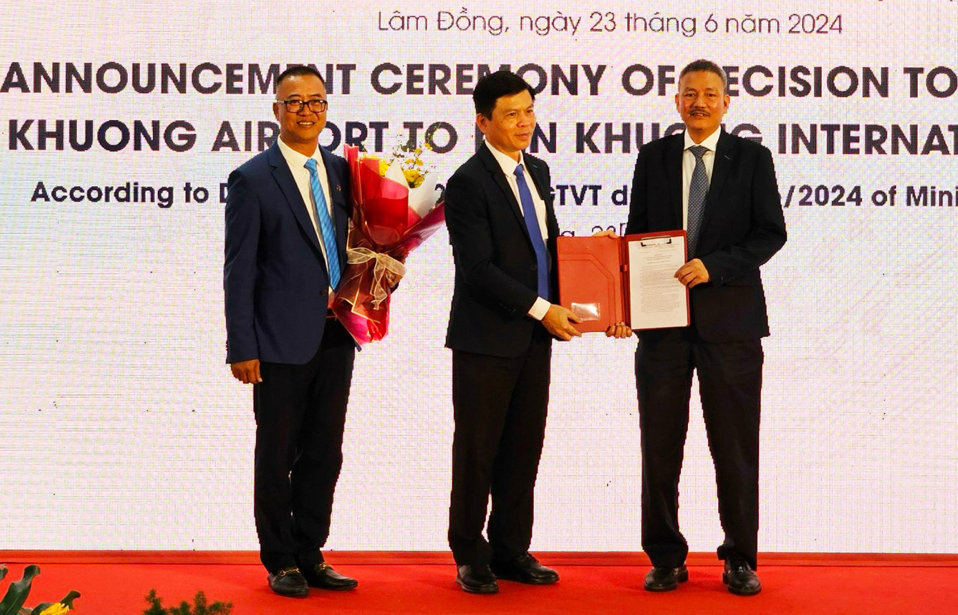Thứ trưởng Bộ GTVT trao quyết định chuyển sân bay Liên Khương thành cảng hàng không quốc tế.