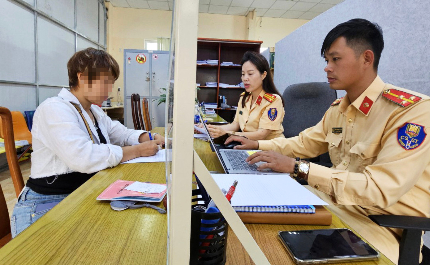 Công an làm việc với bà N.T.B.D Công an làm việc với bà N.T.B.D