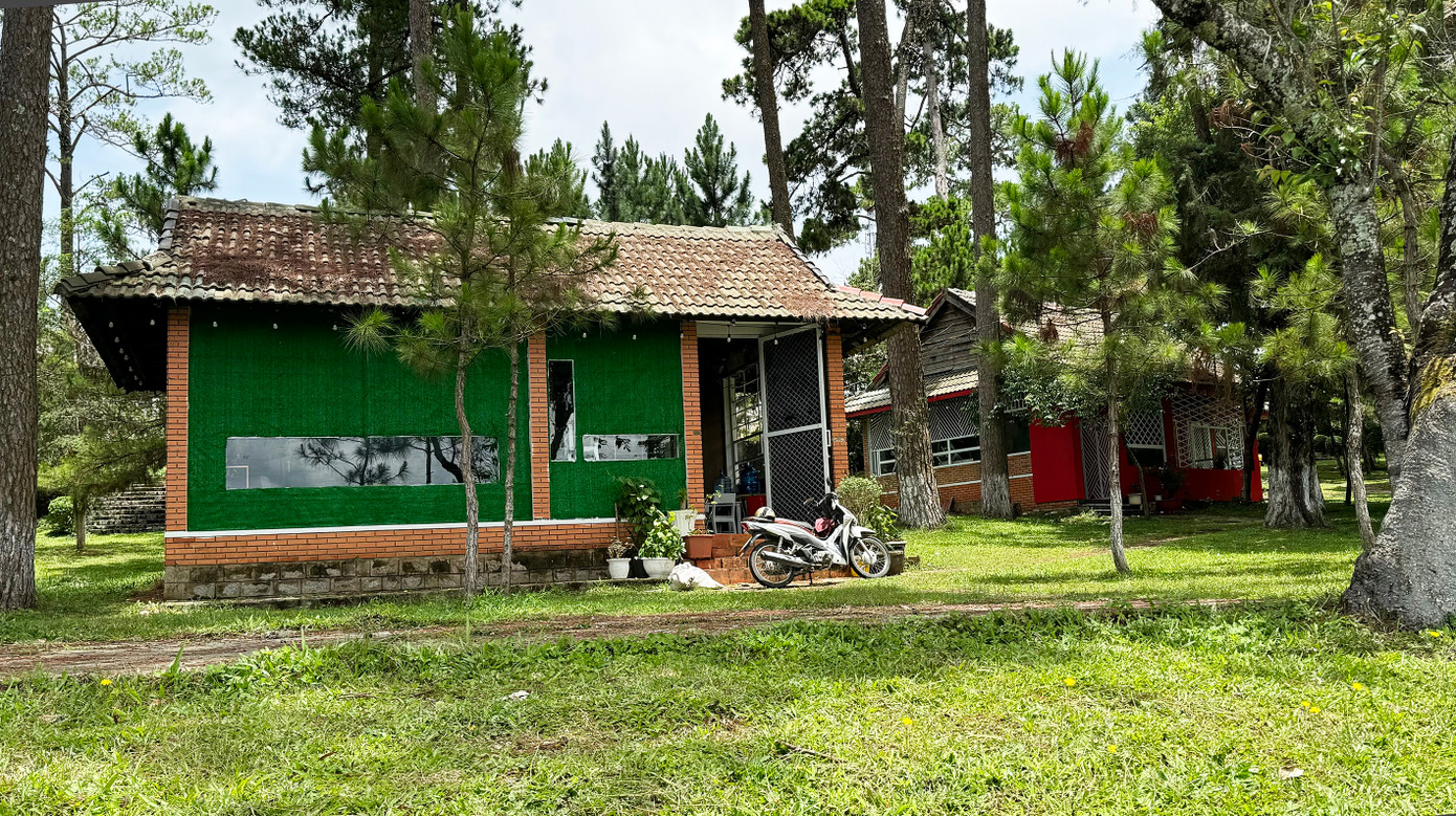 2 khối nhà vừa được đấu giá cho thuê nằm trong rừng thông, mặt tiền hướng ra hồ Xuân Hương. 2 khối nhà vừa được đấu giá cho thuê nằm trong rừng thông, mặt tiền hướng ra hồ Xuân Hương.