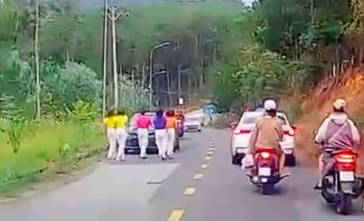 Nhóm phụ nữ nhảy múa trên đường Phượng Tím. Ảnh cắt từ clip Nhóm phụ nữ nhảy múa trên đường Phượng Tím. Ảnh cắt từ clip